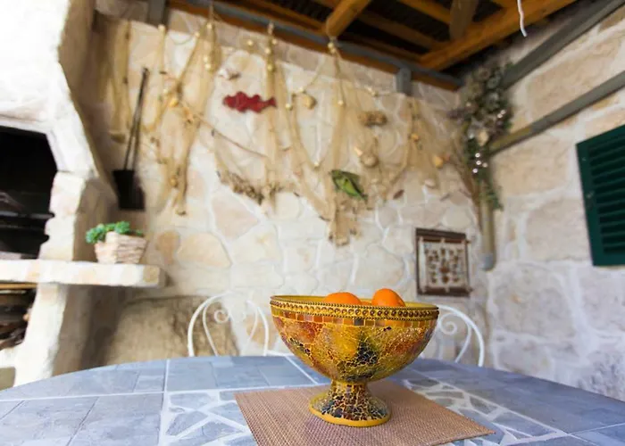 Antica With Yard & Bbq Apartment Split