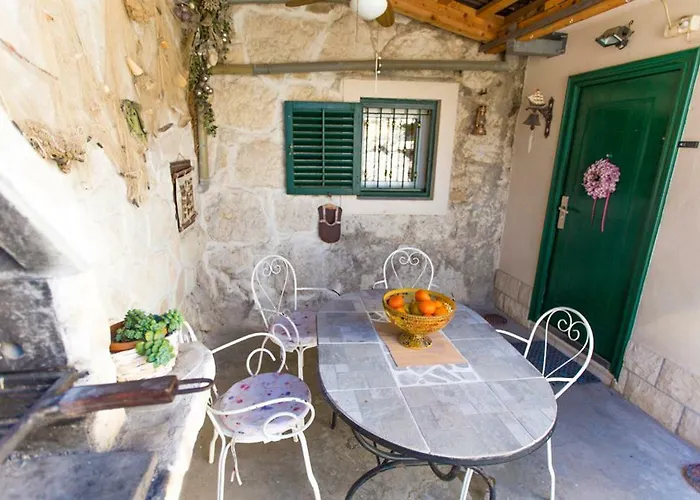 Apartment Antica With Yard & Bbq Split