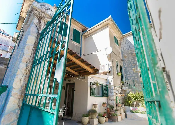 Antica With Yard & Bbq Apartment Split