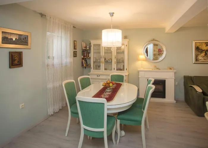 Antica With Yard & Bbq Split