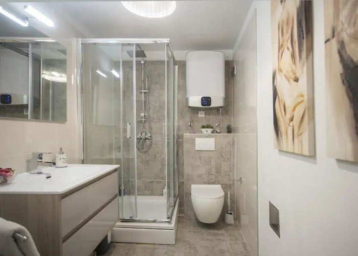 Apartment Antica With Yard & Bbq Split