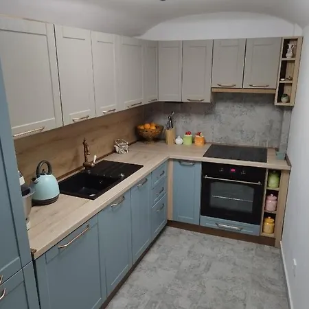 Antica With Yard & Bbq Apartment