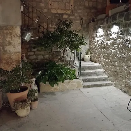 Antica With Yard & Bbq Split