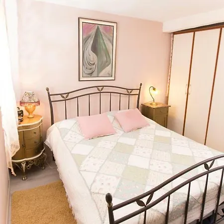 Antica With Yard & Bbq Apartamento *