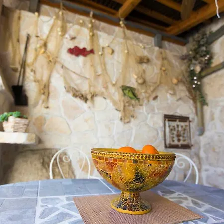 Antica With Yard & Bbq Apartman Split