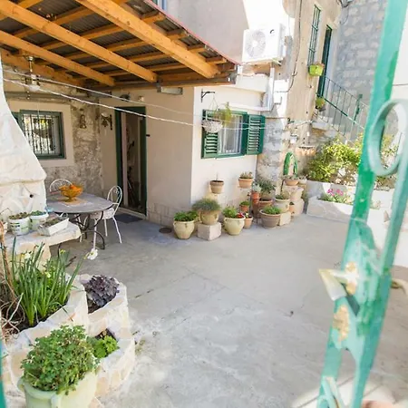 Antica With Yard & Bbq Apartman Split
