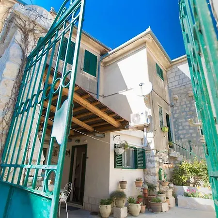 Antica With Yard & Bbq Apartman Split
